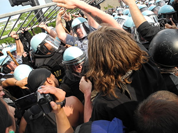 2012年05月20日,抗议北约首脑会议的示威者与警方发生冲突。(MIRA OBERMAN/AFP/GettyImages) 2012年05月20日,抗议北约首脑会议的示威者与警方发生冲突。(MIRA OBERMAN/AFP/GettyImages)