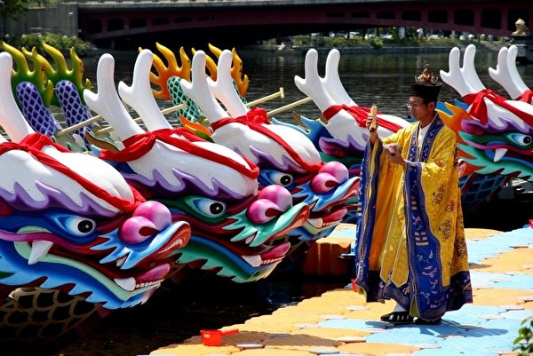 高雄關帝廟陳理興道長敕水灑淨,為龍舟蕩滌氛穢。(高市府體育處提供) 高雄關帝廟陳理興道長敕水灑淨,為龍舟蕩滌氛穢。(高市府體育處提供)