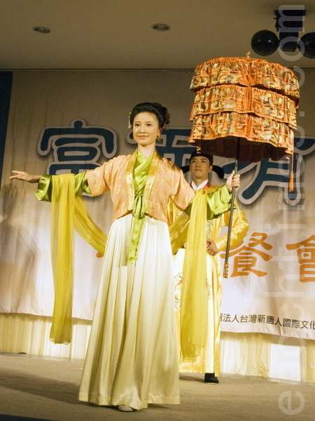 餐会中汉服走秀,呈现中华文化。(摄影:彭秋燕/大纪元) 餐会中汉服走秀,呈现中华文化。(摄影:彭秋燕/大纪元)