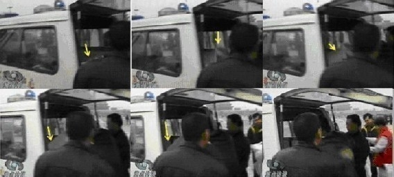 图12 非医务人员从救护车上扯下白色被单 图12 非医务人员从救护车上扯下白色被单