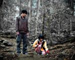 黄腾浩与李康宜在竹子上演追逐戏湖。(图/公视提供)