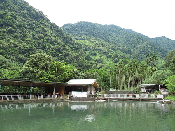 张作骥在台北市阳明山近郊寻获“世外桃源”,要作为他新片的拍摄场景,房东竟是他的影迷。(图/海鹏提供) 张作骥在台北市阳明山近郊寻获“世外桃源”,要作为他新片的拍摄场景,房东竟是他的影迷。(图/海鹏提供)