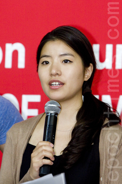 王炳章的女儿王天安在中国杰出民主人士颁奖典礼上发言。(摄影:马有志/大纪元) 王炳章的女儿王天安在中国杰出民主人士颁奖典礼上发言。(摄影:马有志/大纪元)