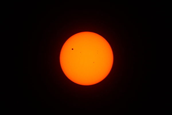 罕見天象奇觀金星凌日 2012 年 6 月 6 日上演，從 6 時 9 分到 12 時 49 分，長達 6 個小時，在這段時間內，金星就像一個小黑點一樣在太陽表面緩慢移動。（攝影：孫青天/大紀元）