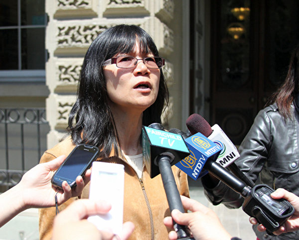 圖:支持釣魚追車案受害者的多倫多華裔律師吳瑤瑤在法院外接受媒體採訪。(攝影:大紀元/周月諦) 圖:支持釣魚追車案受害者的多倫多華裔律師吳瑤瑤在法院外接受媒體採訪。(攝影:大紀元/周月諦)