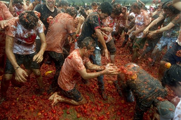 哥伦比亚博亚卡博亚卡省的一个小镇，6月10日举办了一年一度的“番茄大战”。(Eitan Abramovich/AFP)