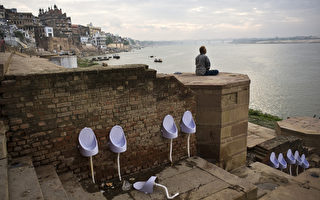 印度妇女捍卫“撒尿权” 政府承诺兴建厕所