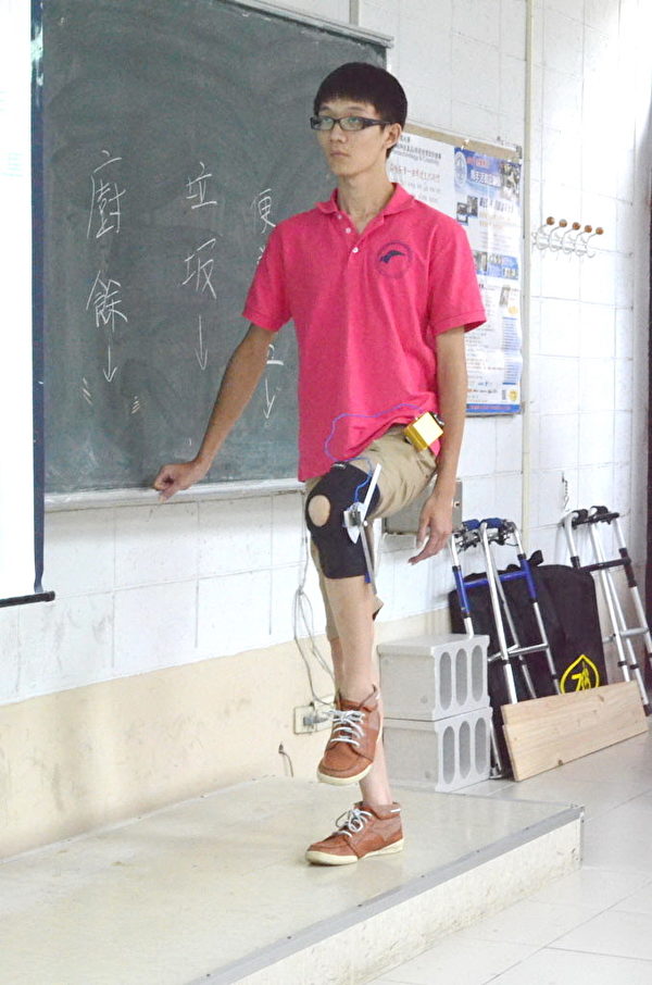南開科技大學同學示範復健步行訓練裝置(攝影:陳建霖/大紀元) 南開科技大學同學示範復健步行訓練裝置(攝影:陳建霖/大紀元)