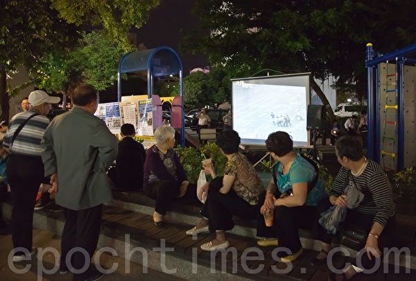 高雄六合夜市播放影片《九评共产党》(摄影:郑顺利 / 大纪元) 高雄六合夜市播放影片《九评共产党》(摄影:郑顺利 / 大纪元)