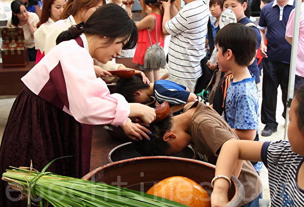 韩国端午节用菖蒲水洗头，祈愿健康。（摄影：全宇/大纪元）