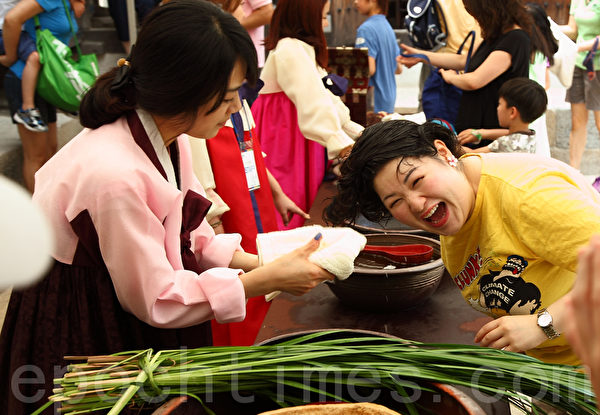 韩国端午节用菖蒲水洗头，祈愿健康。（摄影：全宇/大纪元）
