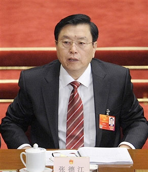 张德江主政广东期间惯用武力镇压,导致广东先后爆发东莞万人抗暴、揭阳万人抗暴、太石村罢免村官抗暴、中山万人抗暴等数十宗血腥事件,汕尾东洲抗暴事件被称为“六四事件”农村版,广东民间曾发起“驱张运动”。(AFP) 张德江主政广东期间惯用武力镇压,导致广东先后爆发东莞万人抗暴、揭阳万人抗暴、太石村罢免村官抗暴、中山万人抗暴等数十宗血腥事件,汕尾东洲抗暴事件被称为“六四事件”农村版,广东民间曾发起“驱张运动”。(AFP)
