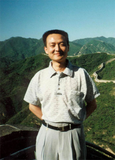河北省石家庄一家电脑公司工作的左志刚在单位突然被非法抓至石家庄桥西区公安分局进行刑讯逼供,当天就被这伙恶警毒打致死,当天,石家庄连日的火炉高温忽然漫天大雪,六月飞雪,定有奇冤。左志刚的故事被拍成了电影《永远》。(明慧网) 河北省石家庄一家电脑公司工作的左志刚在单位突然被非法抓至石家庄桥西区公安分局进行刑讯逼供,当天就被这伙恶警毒打致死,当天,石家庄连日的火炉高温忽然漫天大雪,六月飞雪,定有奇冤。左志刚的故事被拍成了电影《永远》。(明慧网)