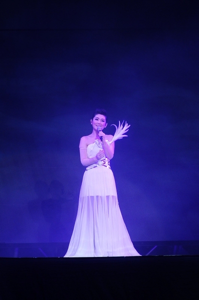 Selina身穿露肩曳地雪紡洋裝,演唱「愛我的每個人」表達心中的感謝。(圖/台視提供) Selina身穿露肩曳地雪紡洋裝,演唱「愛我的每個人」表達心中的感謝。(圖/台視提供)