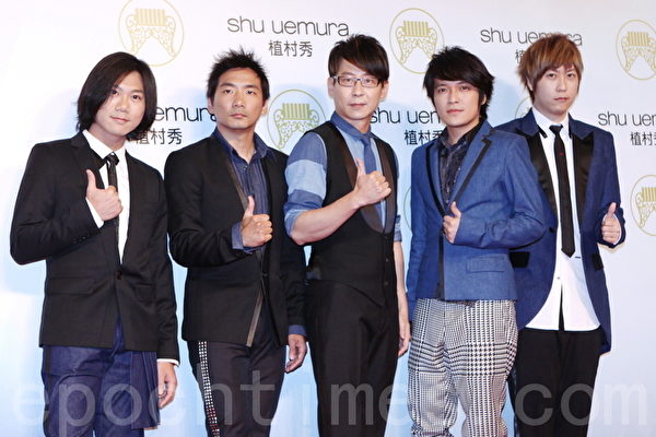 今年五月天一口氣獲得「最佳年度歌曲獎」、「最佳作曲人獎」、「最佳編曲人獎」、「最佳專輯製作人獎」、「最佳樂團獎」五項大獎。(攝影:林伯東/大紀元) 今年五月天一口氣獲得「最佳年度歌曲獎」、「最佳作曲人獎」、「最佳編曲人獎」、「最佳專輯製作人獎」、「最佳樂團獎」五項大獎。(攝影:林伯東/大紀元)