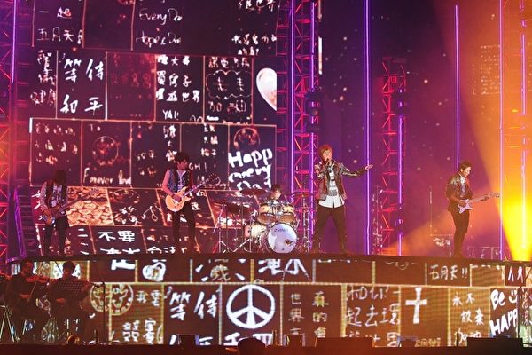 五月天在金曲獎表演《2012諾亞方舟》。(圖/台視提供) 五月天在金曲獎表演《2012諾亞方舟》。(圖/台視提供)