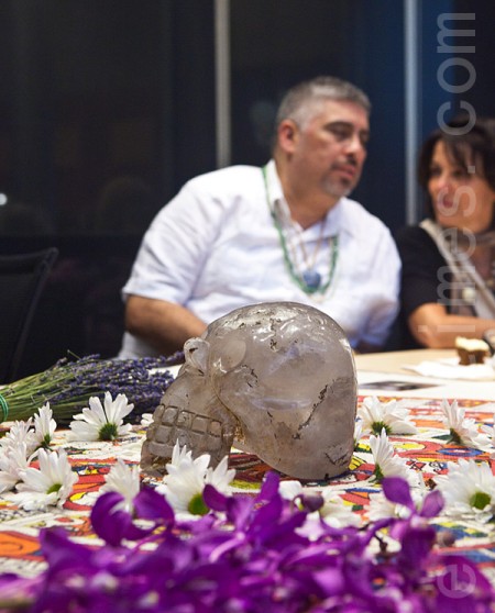2011年10月9日，來自拉斯維加斯、祖籍墨西哥的馬里奧攜他祖傳的水晶頭骨「Pancho」參加了會議。 （攝影：記者杜國輝/大紀元）