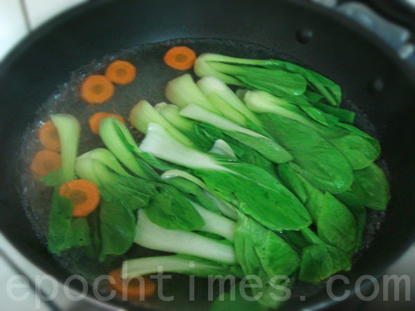 青江菜、红萝卜片汆烫。(摄影:林秀霞 / 大纪元) 