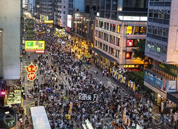 “七‧一”大游行,40万人上街要求梁振英下台,矛头直指共产政权。(摄影:余钢/大纪元) “七‧一”大游行,40万人上街要求梁振英下台,矛头直指共产政权。(摄影:余钢/大纪元)