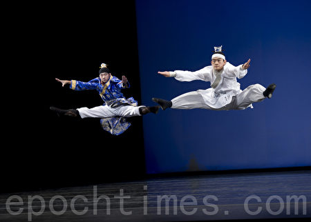 李宝园(右)参加2010年第四届“全世界中国舞舞蹈大赛”,与同学李详谞合作跳双人舞《七步成诗》,分别获得银、铜奖,成为第四届舞蹈大赛中的一个亮点。(摄影:戴兵/大纪元) 李宝园(右)参加2010年第四届“全世界中国舞舞蹈大赛”,与同学李详谞合作跳双人舞《七步成诗》,分别获得银、铜奖,成为第四届舞蹈大赛中的一个亮点。(摄影:戴兵/大纪元)