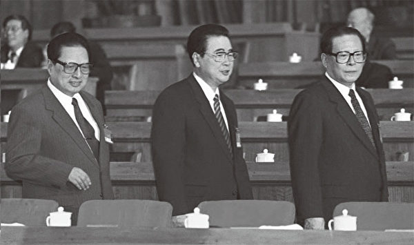 乔石曾经是元老取代赵紫阳的备选人之一,后来也曾有“江(泽民)落(乔)石出”的传闻。使得妒忌心极强的江泽民对乔石十分嫉恨而迫其退休。(AFP) 乔石曾经是元老取代赵紫阳的备选人之一,后来也曾有“江(泽民)落(乔)石出”的传闻。使得妒忌心极强的江泽民对乔石十分嫉恨而迫其退休。(AFP)
