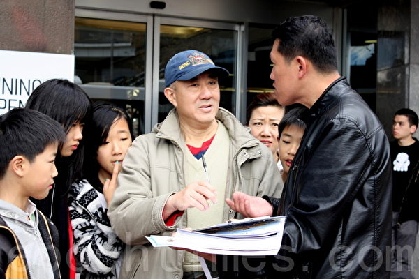 华人在听退党义工讲真相。(摄影:何蔚/大纪元) 华人在听退党义工讲真相。(摄影:何蔚/大纪元)