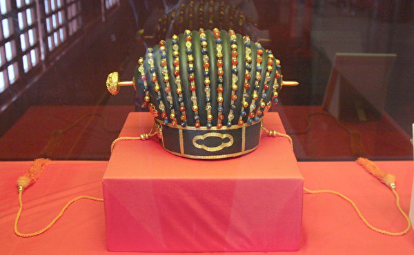 首里城内展示琉球国王的王冠（复制品），缀满宝石与金丝线。（摄影：李贤珍/大纪元）
