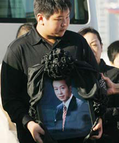在整个住院期间,罗京13岁的儿子罗疏桐未曾至医院探视。图为2009年6月11日,罗京的追悼会及遗体告别仪式在北京八宝山举行,罗疏桐怀抱罗京遗像。(AFP) 在整个住院期间,罗京13岁的儿子罗疏桐未曾至医院探视。图为2009年6月11日,罗京的追悼会及遗体告别仪式在北京八宝山举行,罗疏桐怀抱罗京遗像。(AFP)