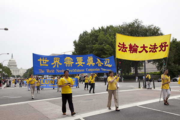 2012年7月13日,美国首都华盛顿「解體中共、停止迫害法輪功、聲援一億二千万三退」大遊行。
(攝影:季媛/大紀元) 2012年7月13日,美国首都华盛顿「解體中共、停止迫害法輪功、聲援一億二千万三退」大遊行。
(攝影:季媛/大紀元)