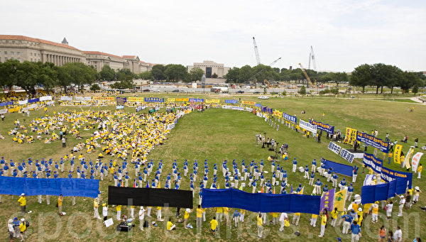 7月13日,在美国首都华盛顿,近五千名法轮功学员参加美国首都声援一亿二千万中国民众退党(团、队)大集会。(摄影:马有志/大纪元) 7月13日,在美国首都华盛顿,近五千名法轮功学员参加美国首都声援一亿二千万中国民众退党(团、队)大集会。(摄影:马有志/大纪元)
