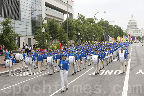美国华盛顿2012年“7.20”反迫害大游行开头方阵(摄影:马有志/大纪元) 美国华盛顿2012年“7.20”反迫害大游行开头方阵(摄影:马有志/大纪元)