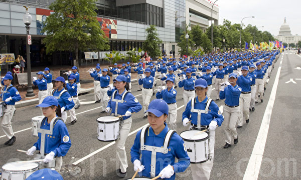 美国华盛顿2012年“7.20”反迫害大游行开头方阵(摄影:马有志/大纪元) 美国华盛顿2012年“7.20”反迫害大游行开头方阵(摄影:马有志/大纪元)
