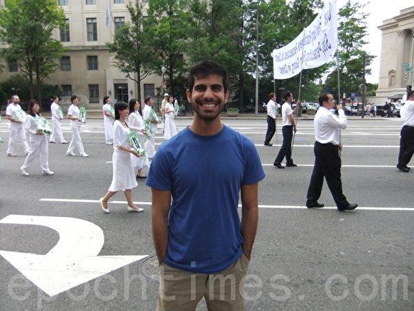 巴伐尼亚先生表示对法轮功学员所经历的巨难感同身受(摄影:杨辰/大纪元) 巴伐尼亚先生表示对法轮功学员所经历的巨难感同身受(摄影:杨辰/大纪元)