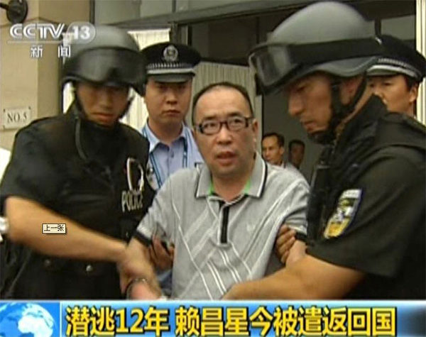 欲在18大争夺总政主任的江泽民心腹贾廷安是解放军史上第一贪,拿了赖昌星许多好处,帮助赖逃脱到加拿大。图为2011年7月23日赖昌星被遣返中国。(AFP) 欲在18大争夺总政主任的江泽民心腹贾廷安是解放军史上第一贪,拿了赖昌星许多好处,帮助赖逃脱到加拿大。图为2011年7月23日赖昌星被遣返中国。(AFP)