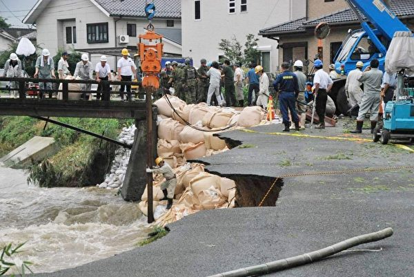 2012年7月14日,福冈县久留米市,自卫队协助救灾(AFP PHOTO / JIJI PRESS)
2012年7月14日,福冈县久留米市,自卫队协助救灾(AFP PHOTO / JIJI PRESS)