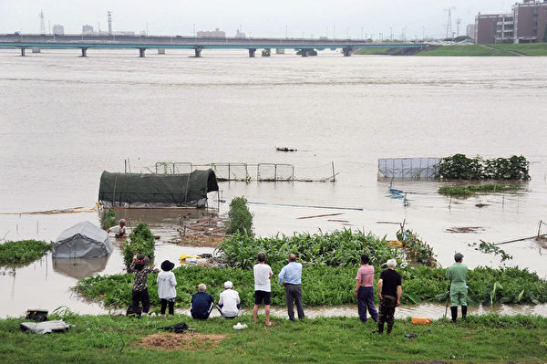 2012年7月14日,日本九州佐贺县鸟栖市,农田被洪水淹没(AFP PHOTO / JIJI PRESS) 2012年7月14日,日本九州佐贺县鸟栖市,农田被洪水淹没(AFP PHOTO / JIJI PRESS)
