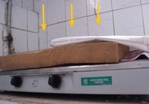 煤气灶已无法使用,平时铺着报纸编织袋接流下来的屎尿汤(这是清扫后拍摄的情形)(图片来源:明慧网) 煤气灶已无法使用,平时铺着报纸编织袋接流下来的屎尿汤(这是清扫后拍摄的情形)(图片来源:明慧网)