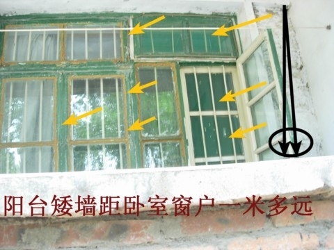 恶人站在凉台半截墙上,从上面小窗户喷向卧室屋子里的床上,阳台矮墙与窗户仅一步之遥。(图片来源:明慧网) 恶人站在凉台半截墙上,从上面小窗户喷向卧室屋子里的床上,阳台矮墙与窗户仅一步之遥。(图片来源:明慧网)