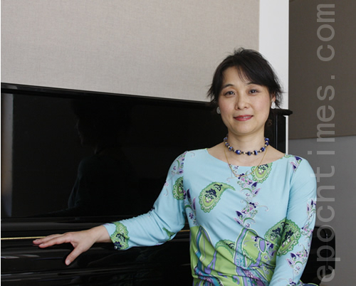 演出结束后,吴蛮女士在后台接受了大纪元记者采访。 演出结束后,吴蛮女士在后台接受了大纪元记者采访。
