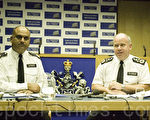 7月16日,倫敦警察廳副警長克雷格·麥基（右）和鄰裡警務負責人、指揮官馬克頓·切斯迪（左）在倫敦新蘇格蘭警場召開記者會。（攝影：梁思成/大紀元）