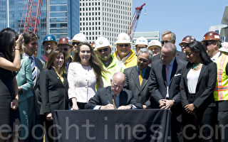 州長布朗簽署籌資法案 高鐵將成為現實