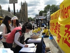 了解真相的民众签名反迫害。(图:明慧网)
了解真相的民众签名反迫害。(图:明慧网)