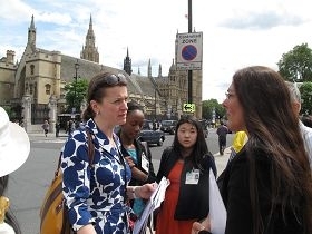 英国上议院女爵士伊丽莎白‧贝里奇(左一)来到现场并表示要深入了解围绕法轮功的人权迫害问题。(图:明慧网) 英国上议院女爵士伊丽莎白‧贝里奇(左一)来到现场并表示要深入了解围绕法轮功的人权迫害问题。(图:明慧网)
