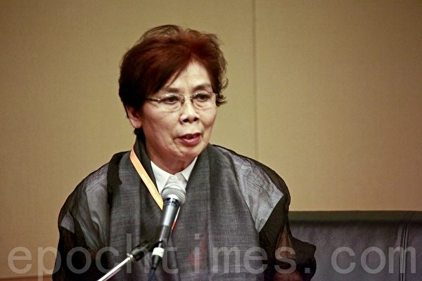 「中國頭號右派」章伯鈞女兒章詒和,19日在香港書展舉行「伶人皆往事」講座,吸引了大批粉絲包括著名影星林青霞前來捧場,現場座無虛席。(攝影:尚銘/大紀元) 「中國頭號右派」章伯鈞女兒章詒和,19日在香港書展舉行「伶人皆往事」講座,吸引了大批粉絲包括著名影星林青霞前來捧場,現場座無虛席。(攝影:尚銘/大紀元)
