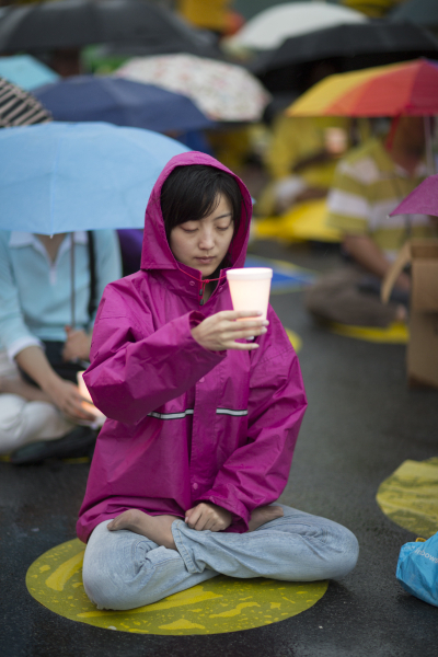2012年7月20日晚,居住在纽约的部分法轮功学员在纽约市中领馆前举行烛光纪念活动。(摄影:爱德华/大纪元) 2012年7月20日晚,居住在纽约的部分法轮功学员在纽约市中领馆前举行烛光纪念活动。(摄影:爱德华/大纪元)