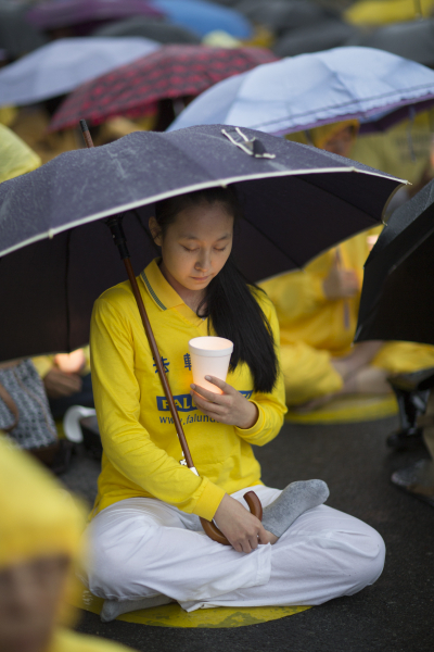 2012年7月20日晚,居住在纽约的部分法轮功学员在纽约市中领馆前举行烛光纪念活动。(摄影:爱德华/大纪元) 2012年7月20日晚,居住在纽约的部分法轮功学员在纽约市中领馆前举行烛光纪念活动。(摄影:爱德华/大纪元)