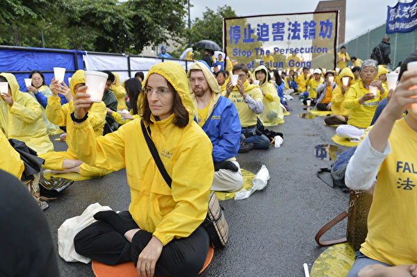 2012年7月20日晚,居住在纽约的部分法轮功学员在纽约市中领馆前举行烛光纪念活动。(摄影:戴兵/大纪元) 2012年7月20日晚,居住在纽约的部分法轮功学员在纽约市中领馆前举行烛光纪念活动。(摄影:戴兵/大纪元)