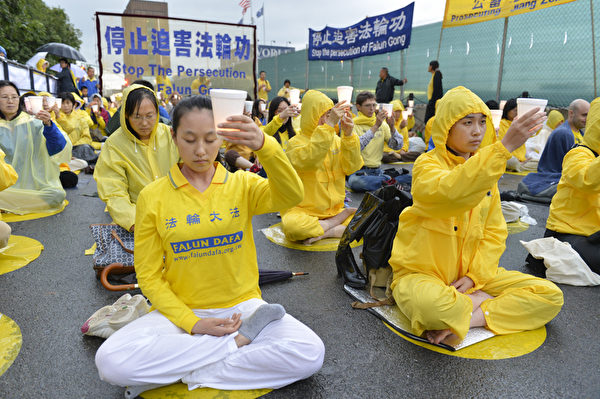 2012年7月20日晚,居住在纽约的部分法轮功学员在纽约市中领馆前举行烛光纪念活动。(摄影:戴兵/大纪元) 2012年7月20日晚,居住在纽约的部分法轮功学员在纽约市中领馆前举行烛光纪念活动。(摄影:戴兵/大纪元)