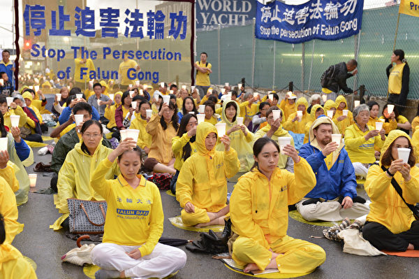 2012年7月20日晚,居住在纽约的部分法轮功学员在纽约市中领馆前举行烛光纪念活动。(摄影:戴兵/大纪元) 2012年7月20日晚,居住在纽约的部分法轮功学员在纽约市中领馆前举行烛光纪念活动。(摄影:戴兵/大纪元)
