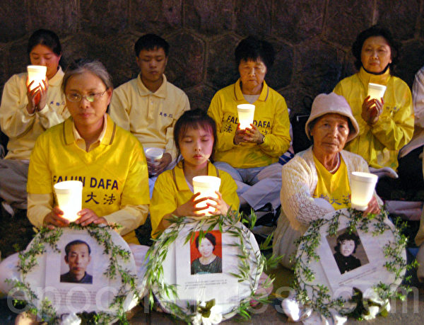 溫哥華法輪功學員2012年7月20日晚,在中領館前悼念被迫害致死的中國法輪功學員,要求法辦元兇。(攝影:邱晨/大紀元) 溫哥華法輪功學員2012年7月20日晚,在中領館前悼念被迫害致死的中國法輪功學員,要求法辦元兇。(攝影:邱晨/大紀元)
